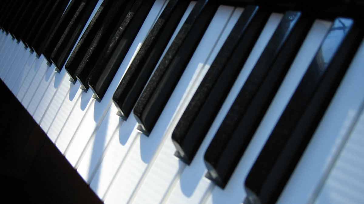 Who Invented The Electric Piano Keyboard? - Beginner Keyboards